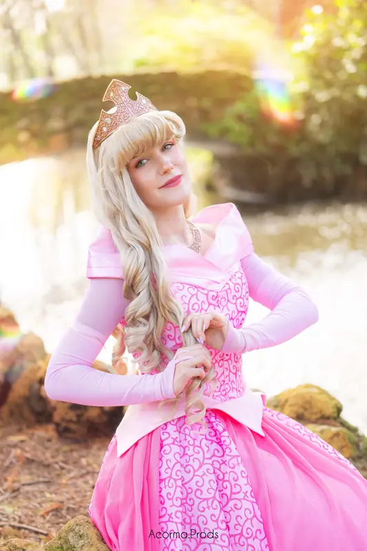 La Princesa Durmiente con vestido rosa y corona
