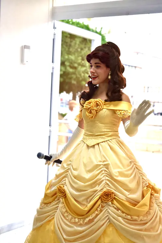 La Princesa del Libro con vestido amarillo