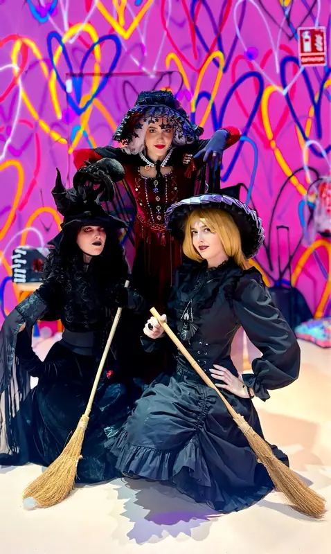 Tres Brujitas de Halloween con escobas