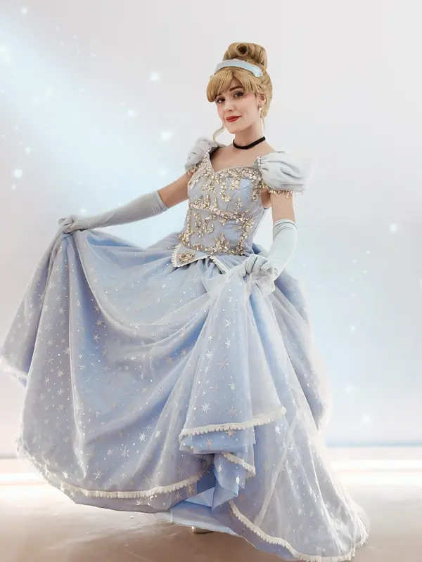 Princesa con vestido azul de baile