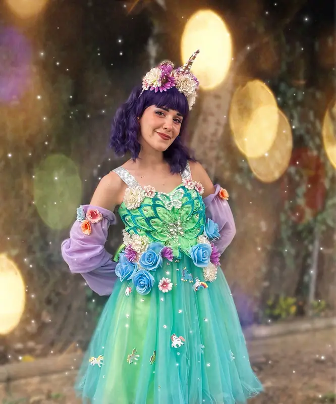 La Princesa Unicornio con vestido de flores y cuerno de unicornio