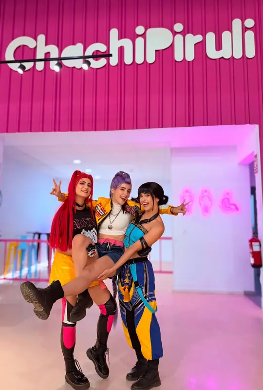 Las Cazadoras K-pop a la entrada de un local de celebraciones