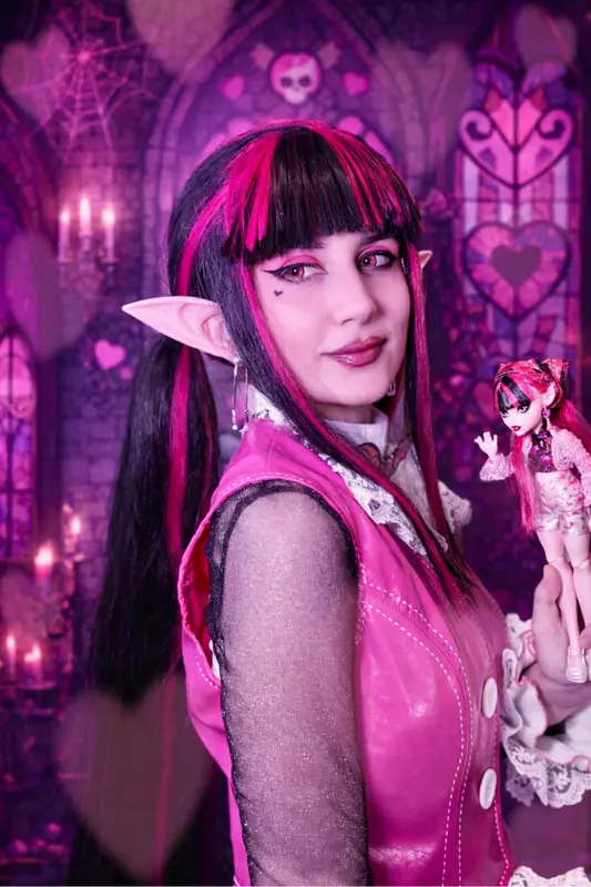 La Vampiresa Monster con mechas rosas